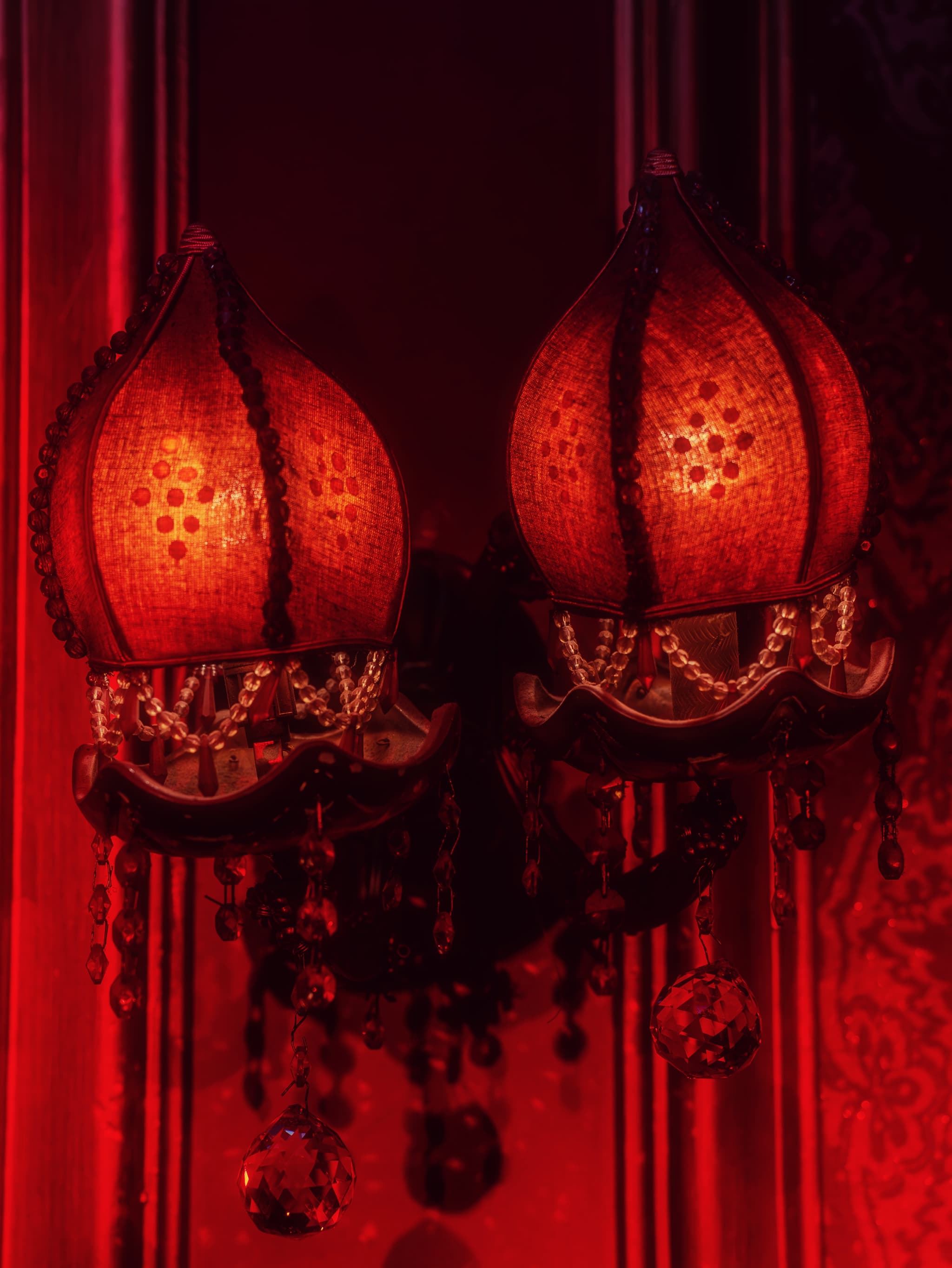 Ambiance tamisé, lumière rouge russe chic du babouchka marrakech dans l'hivernage