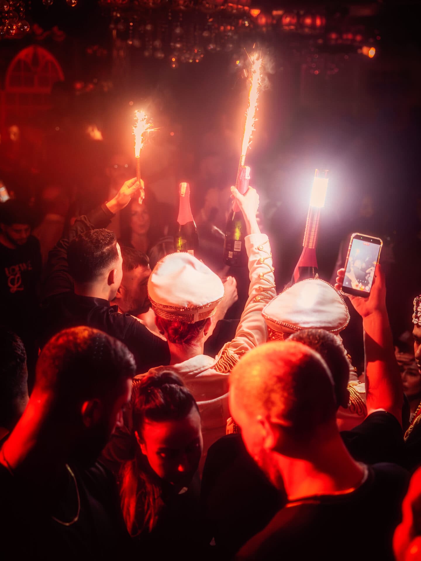 Soirée anniversaire et célébration au Babouchka Marrakech — booth VIP, sparklers et fête